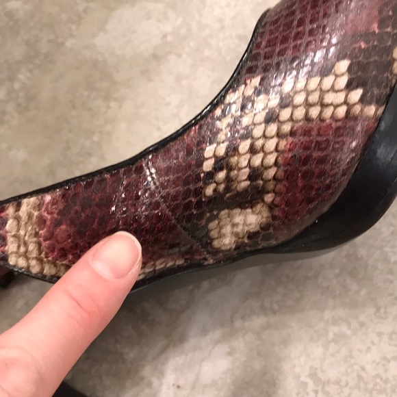 Snake print pumps. - Picture 10 of 10